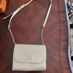 beige Steve Madden Blynn crossbody bag featuring a saffiano texture and chain strap details
