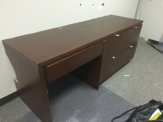 Mahogany wood desk w/ 5 drawers