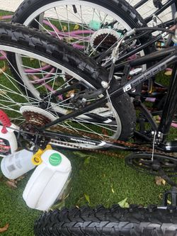 4 FREE bikes, rusted chain and flat tired custom seats