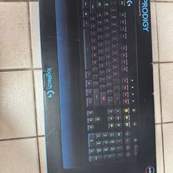 Logitech G213