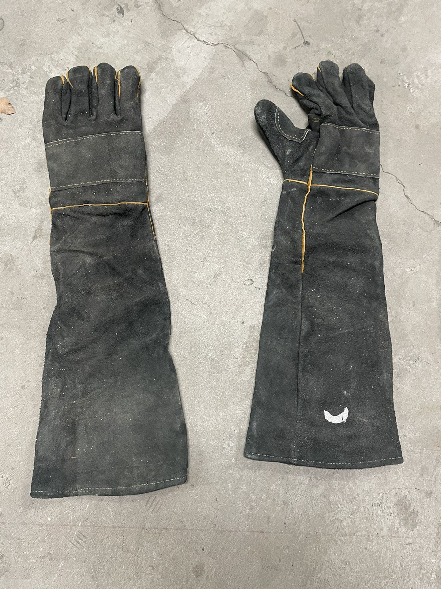 welders gloves very good condition. pick up only. as is. $15