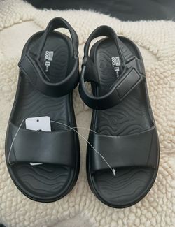 New Women’s Sandals Size 9.5