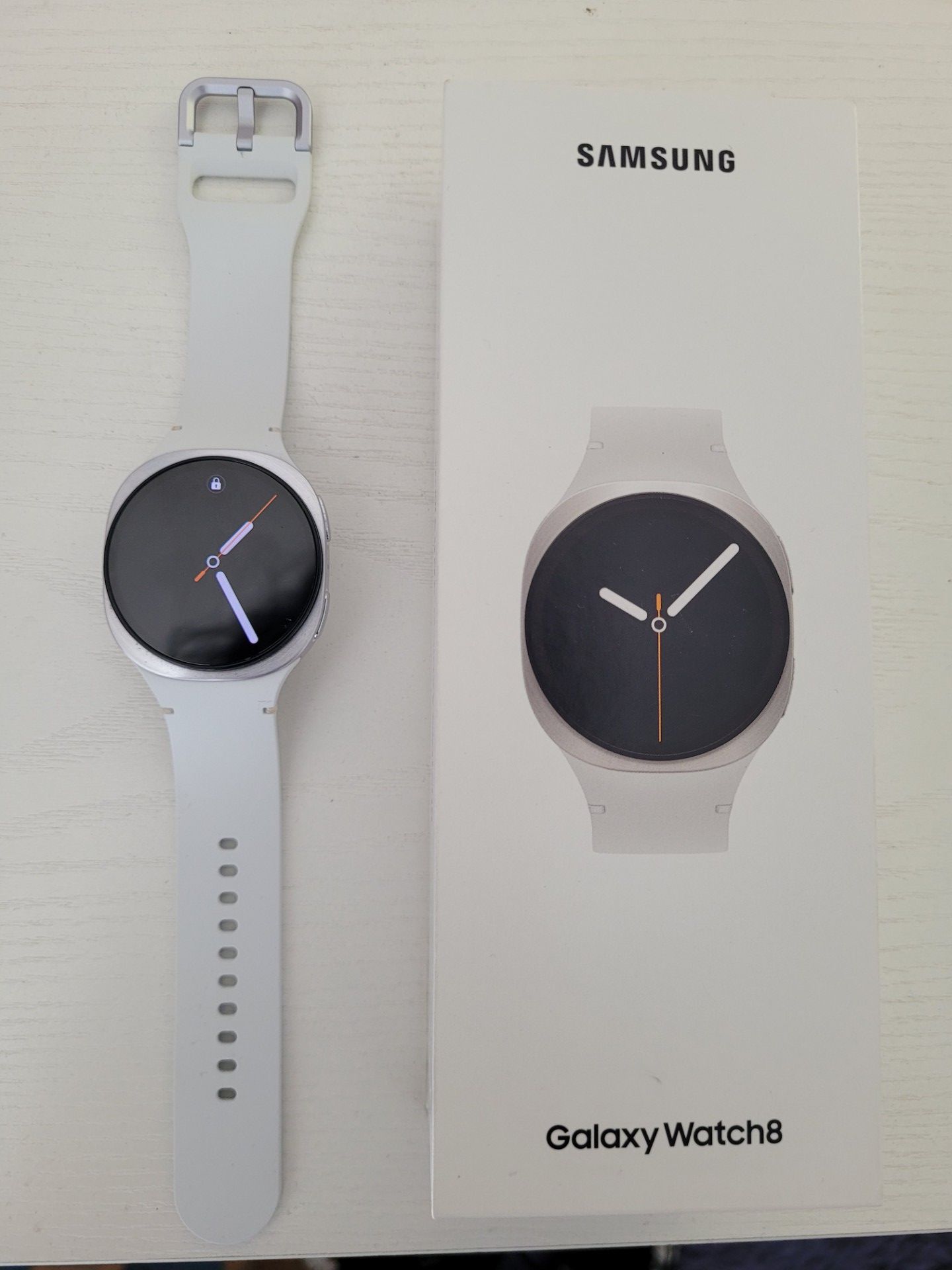 **Like NEW** Samsung Galaxy Watch 8 Aluminum 40 mm LTE - Silver