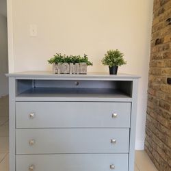 MODERN GREY DRESSER WITH 3 DRAWERS/ METAL RUNNERS ON DRAWERS 40X25X38 LIKE NEW.HIGH QUALITY