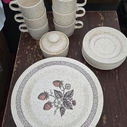 Vintage Homer Laughlin USA Plates And Mugs Set