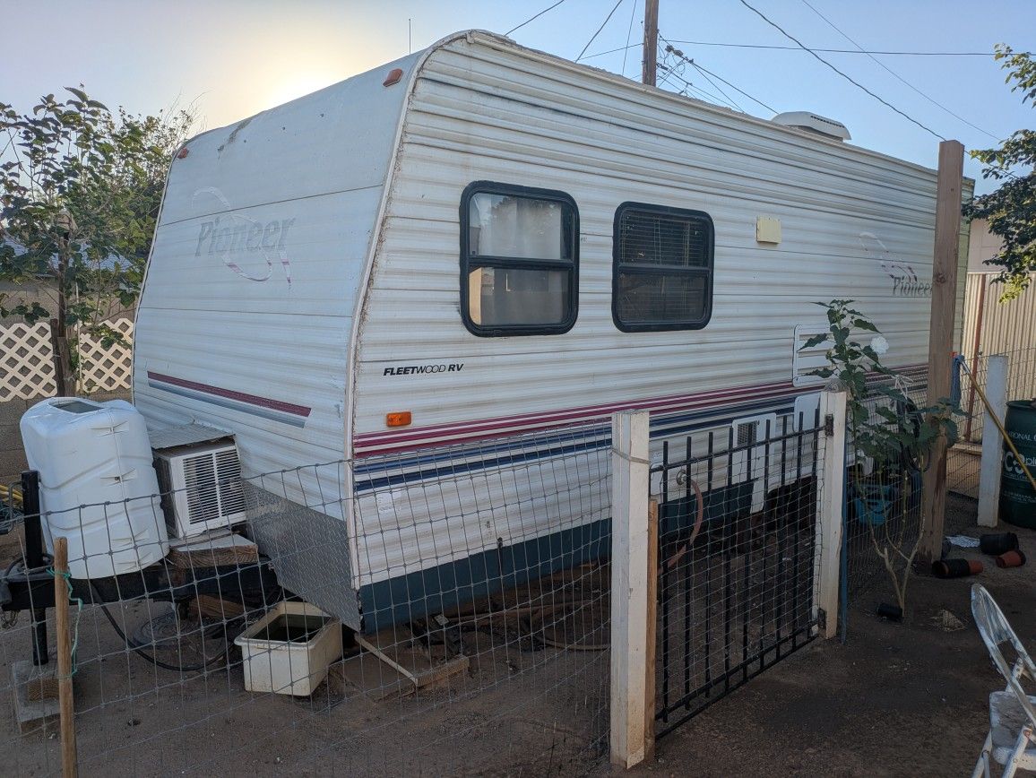 2004 Pioneer Fleetwood RV 18t6