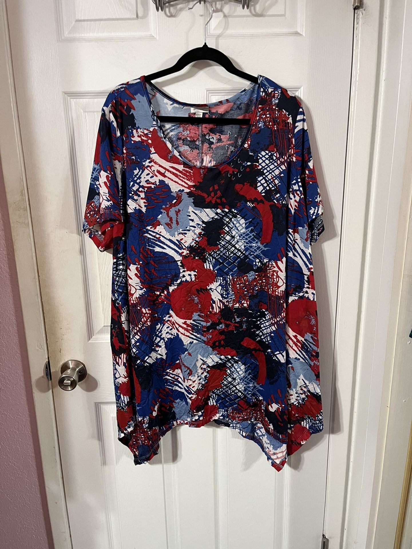 Women’s Size 26 / 28 Long Tunic Length Short  Sleeves.  Color Red, White and Blue. Brand Avenue.  Made of 100% polyester . Preowned Excellent Conditio