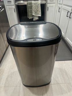 13 Gallon Hands Free Trash Can