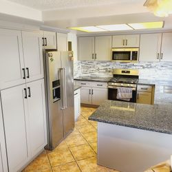 Kitchen Cabinets And Quartz