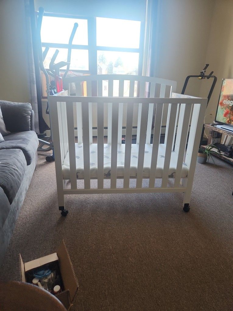 Infant Ajustable Crib