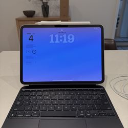 iPad Pro 11” M4 (256GB) + Apple Pencil + Magic Keyboard – Excellent Condition