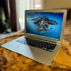 Excellent 13 inch Apple Macbook Air Laptop Computer With Intel Core i5 Processor With Programs 