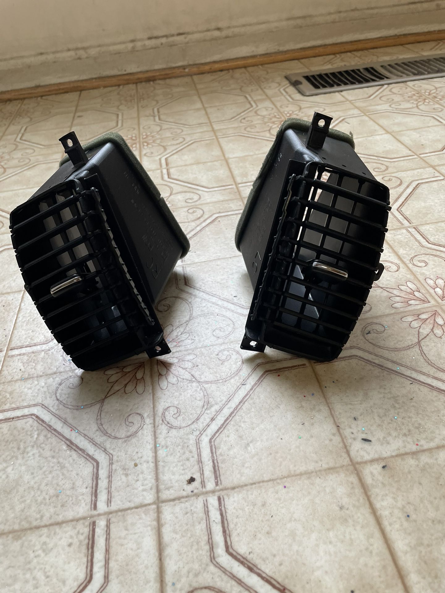 05 06 07 Nissan Pathfinder center dash vents around heater control OEM black