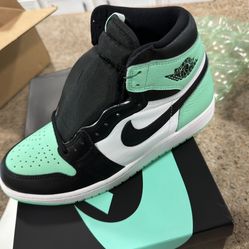 Jordan 1 green glow 10.5 - downtown houston