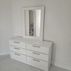 Dresser With Mirror 