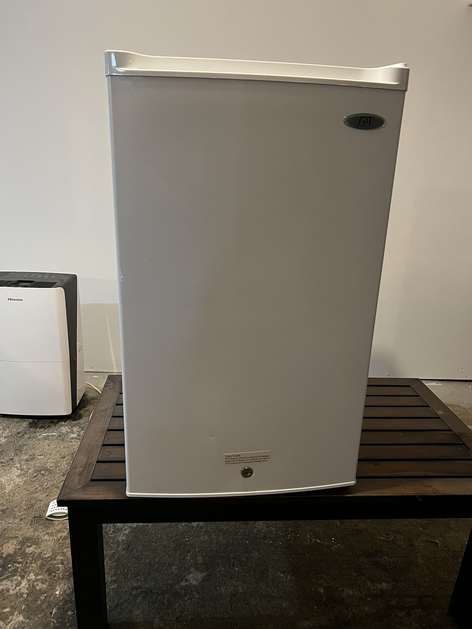 Sunpentown 3.0 cu ft Upright Freezer