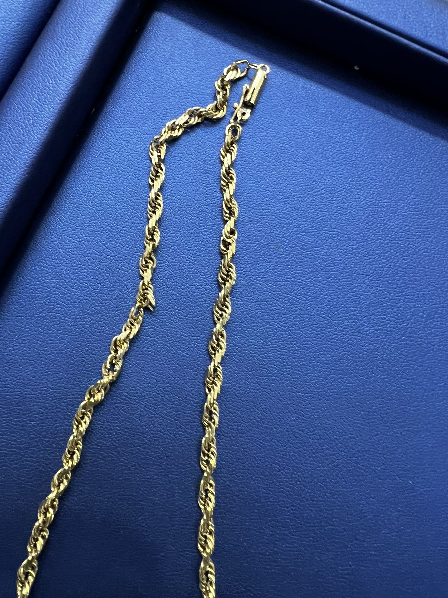 10 karat solid 22” rope chain 18.3 gram  in good condition with secured double clasp lock 