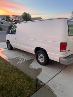 Ford Econoline 150 white color