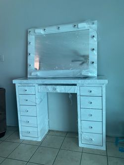 Makeup vanity