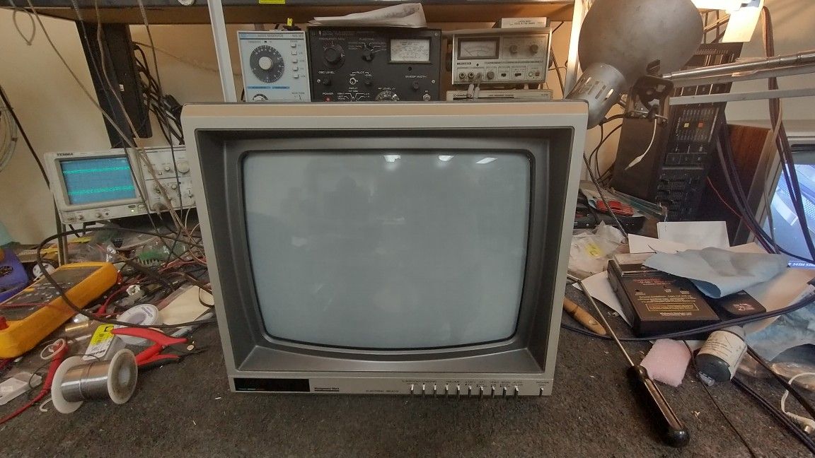 Vintage 1983 Montgomery Wards (Sharp) 13" Color Tv / A/V Input. Works!
