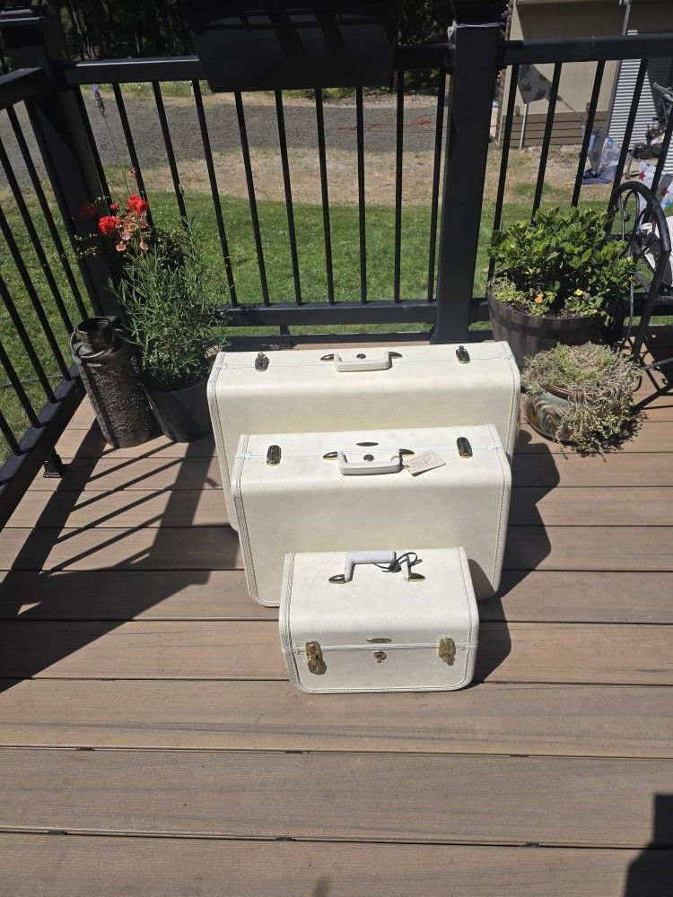 VINTAGE LUGGAGE SET (3) Circa 1960s