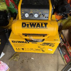 DEWALT 4.5-Gallon Portable Electric 225 PSI Horizontal Air Compressor
