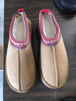 Women’s slippers $10 Size 7