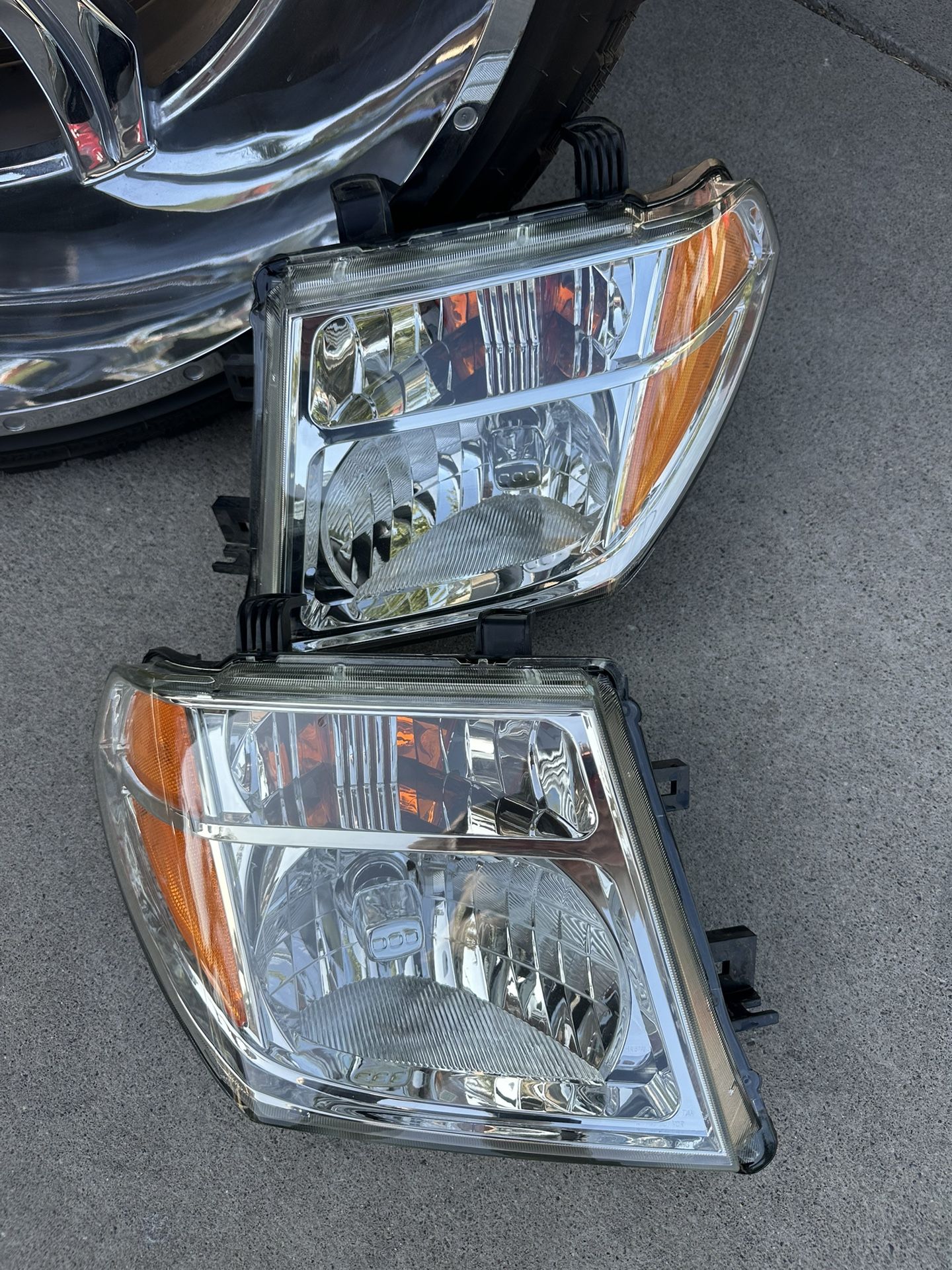 05-08 Nissan Frontier Headlights New