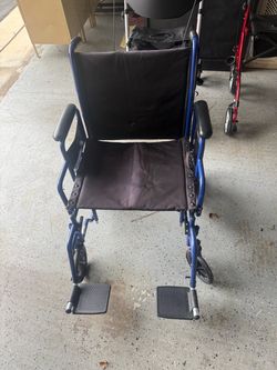 Drive Heavy Duty Extra Wide Wheelchair for Sale: Very sturdy Drive wheelchair with an approximately 21-inch extra-wide seat for added room and comfort