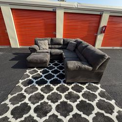 FREE DELIVERY!Grey Sectional With Ottoman 