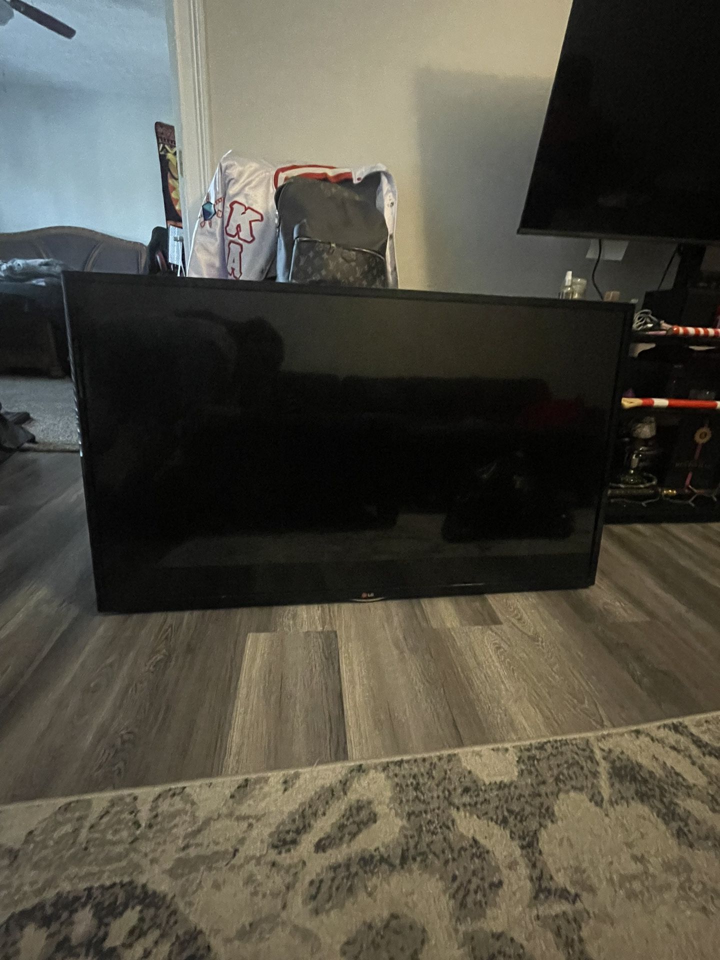 LG Tv Flatscreen 44’ Black 4k