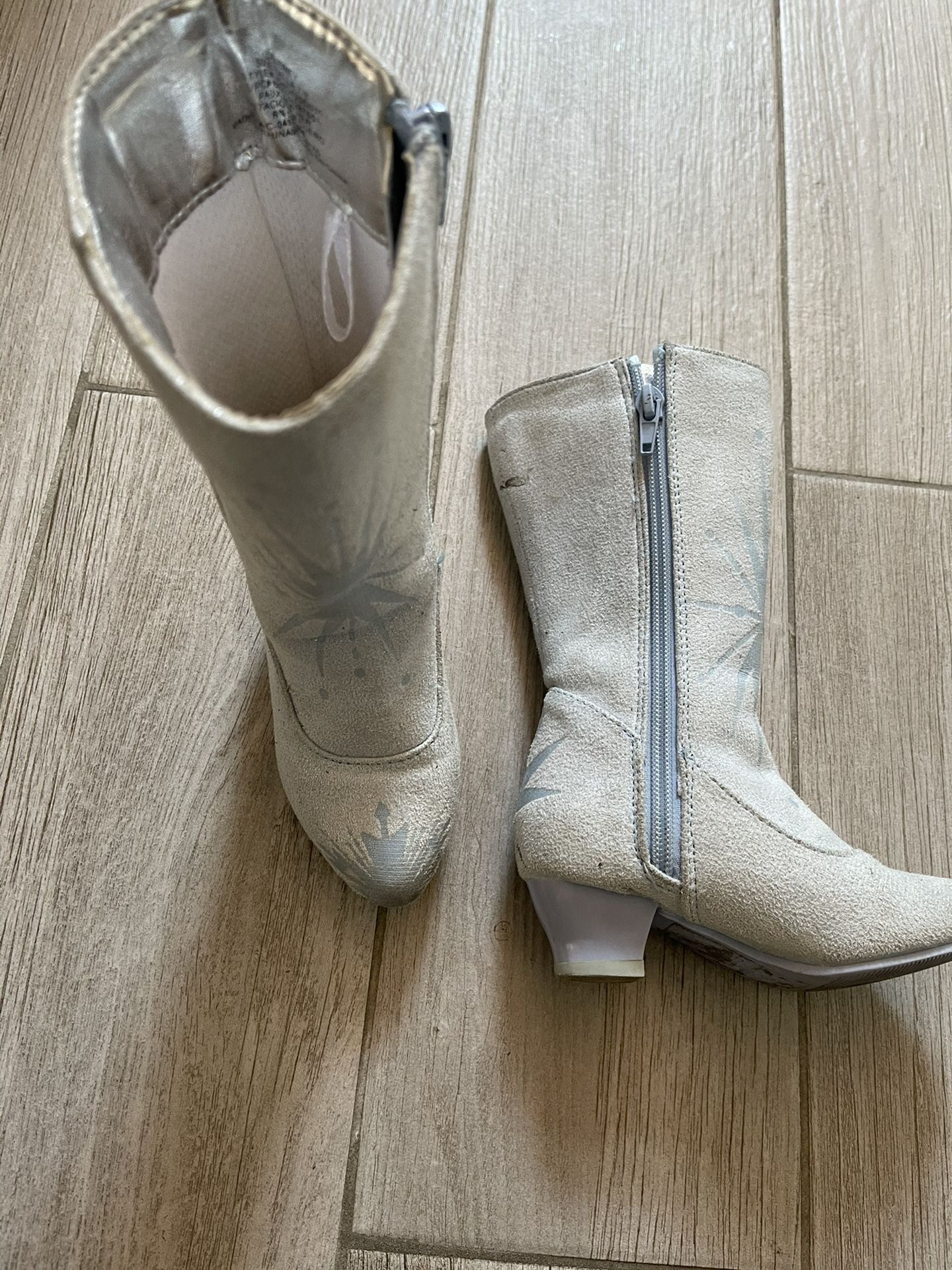 Elsa Boots $5 (size 7)