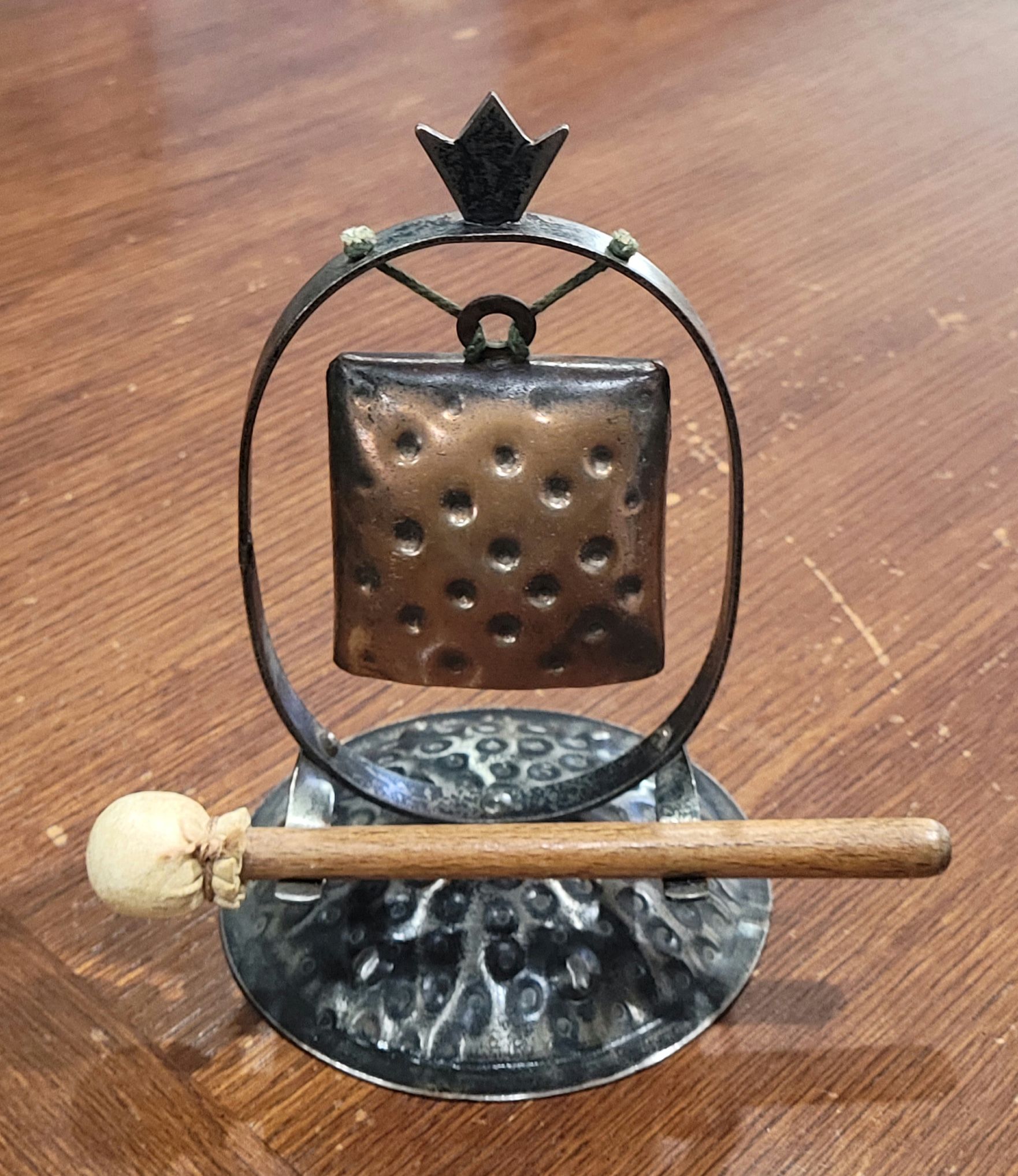 Vtg Hammered Metal Dinner Gong With Striker 7.40" Tall Antique Copper Finish