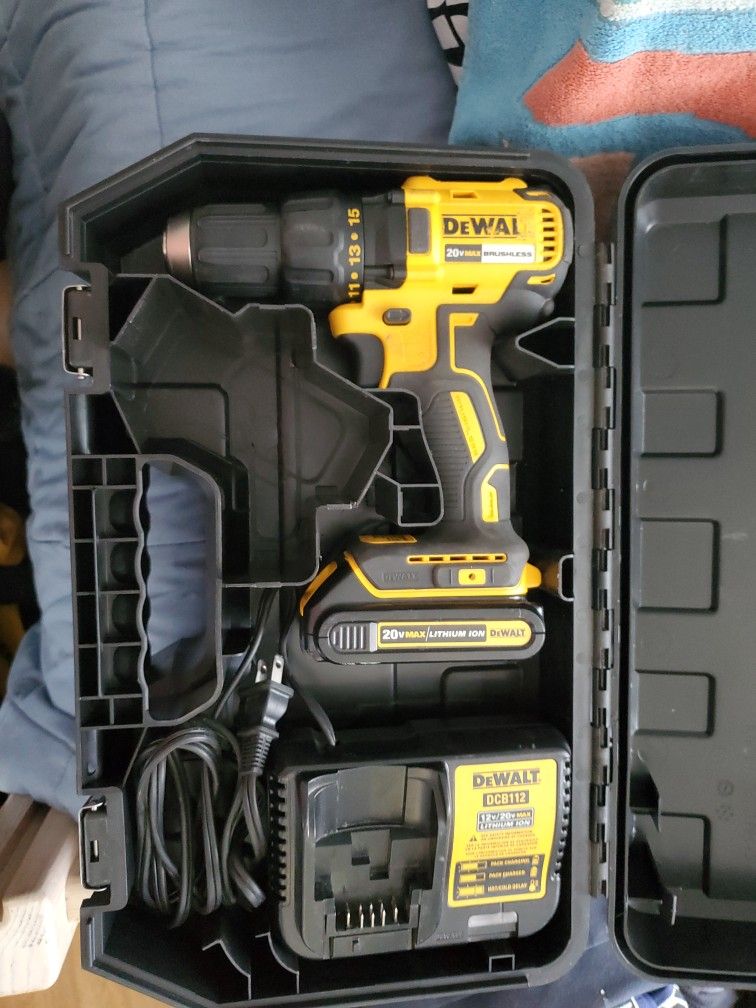 150$ Taladro Dewall 20v