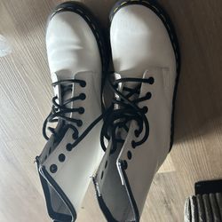 Dr Martens 1460 Smooth Classic Core 8 Eyelet Lace Up In White
