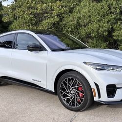 2022 mach e gt