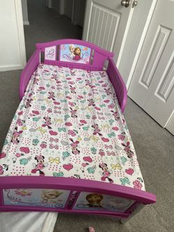 Frozen toddler bed and mattress