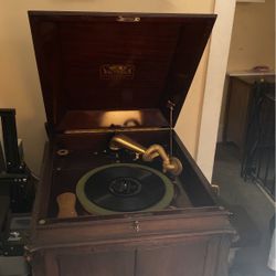 1904 Victrola Talking Machine 