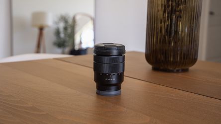 SONY Zeiss E-Mount f/4 16-35mm Camera Lens