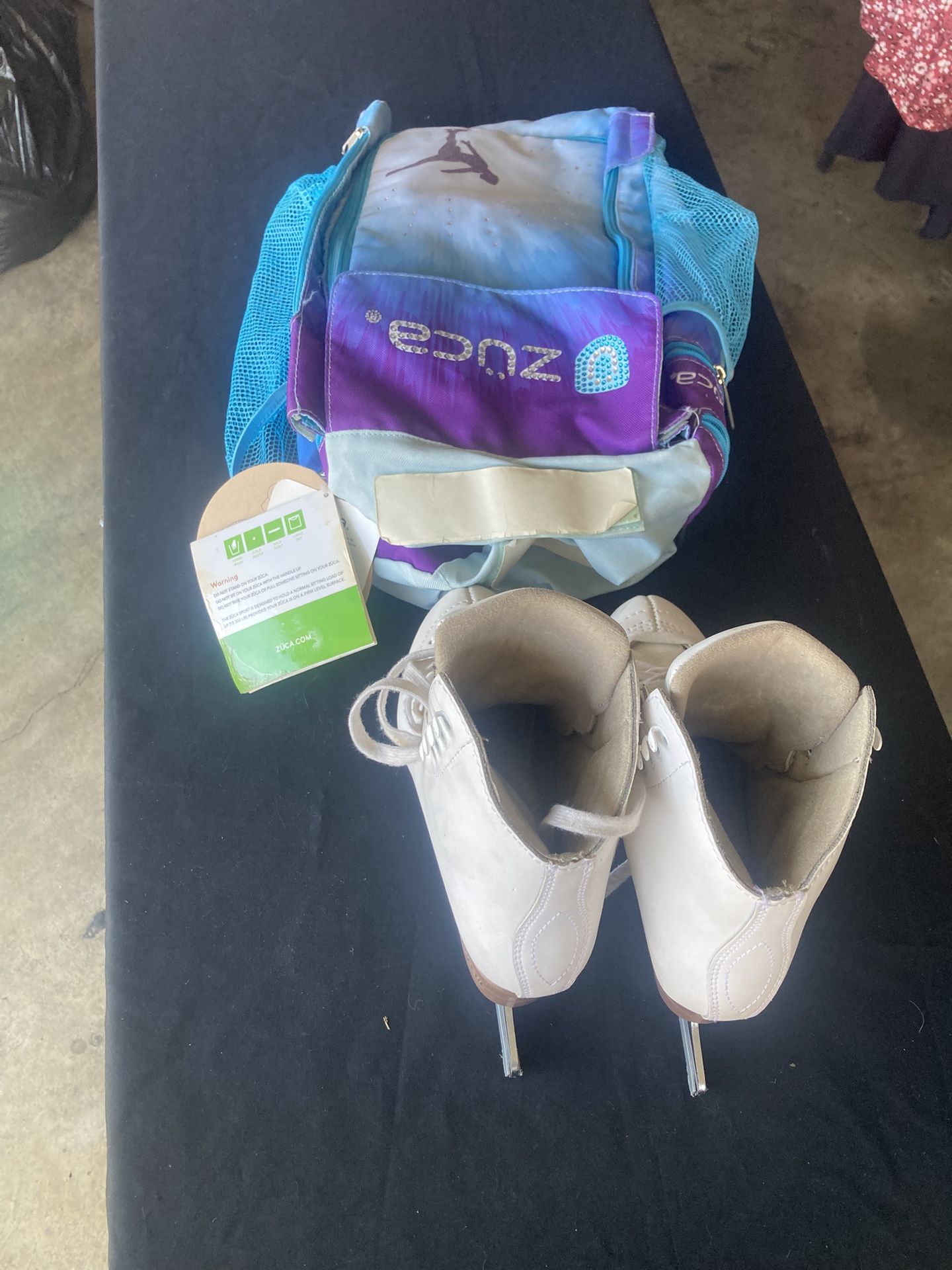 Una Mochilia Y Unos Sapatos Para Pastor En Yelo