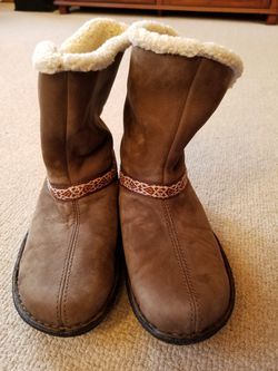 Keen women boots size 5 brand new