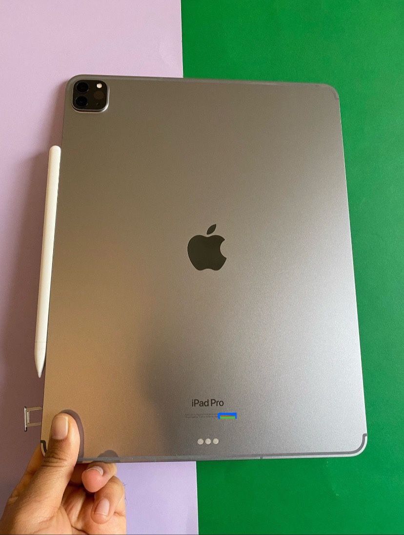 Apple IPad Pro 12.9” 6th Generation (2022 Model / M2 chip ) 128GB WiFi + cellular (5G Unlocked) with keyboard, pen & Accessories