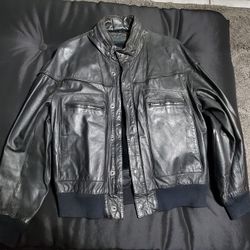 MEN'S BLACK GENUINE LEATHER JACKET SIZE 38. STILL IN GOOD SHAPE. 