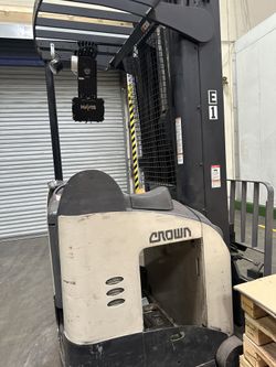 Crown Double Reach Lifts (2), Batteries And Chargers 