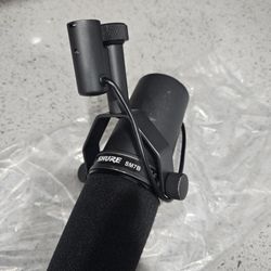 Shure - SM7B Cardioid Dynamic Vocal Microphone podcast, broadcasting for XLR connector 


