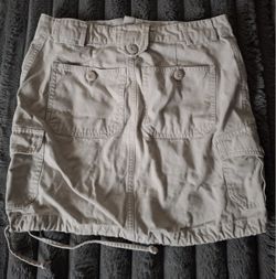 The Kahki Sports Skirt in size 1 for women by Mossimo is a stylish and versatile piece perfect for juniors. This beige skirt features a short length a