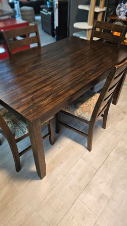 Dinning room table and chairs