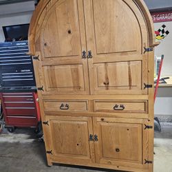 Armoire $150