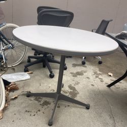 HERMAN MILLER EAMES 36in ROUND TABLE , EXCELLENT CONDITION , $60