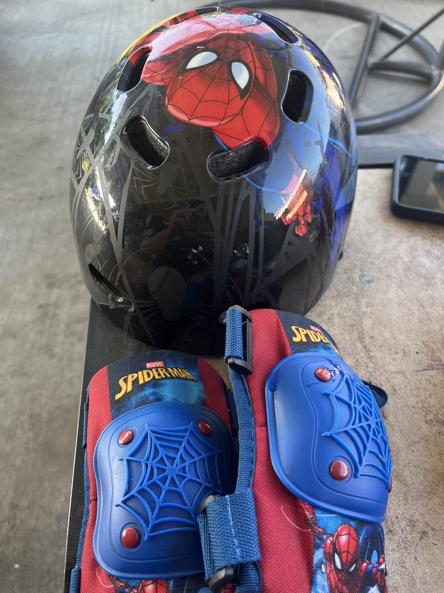 Marvel Spiderman Bike Helmet / Knee guards